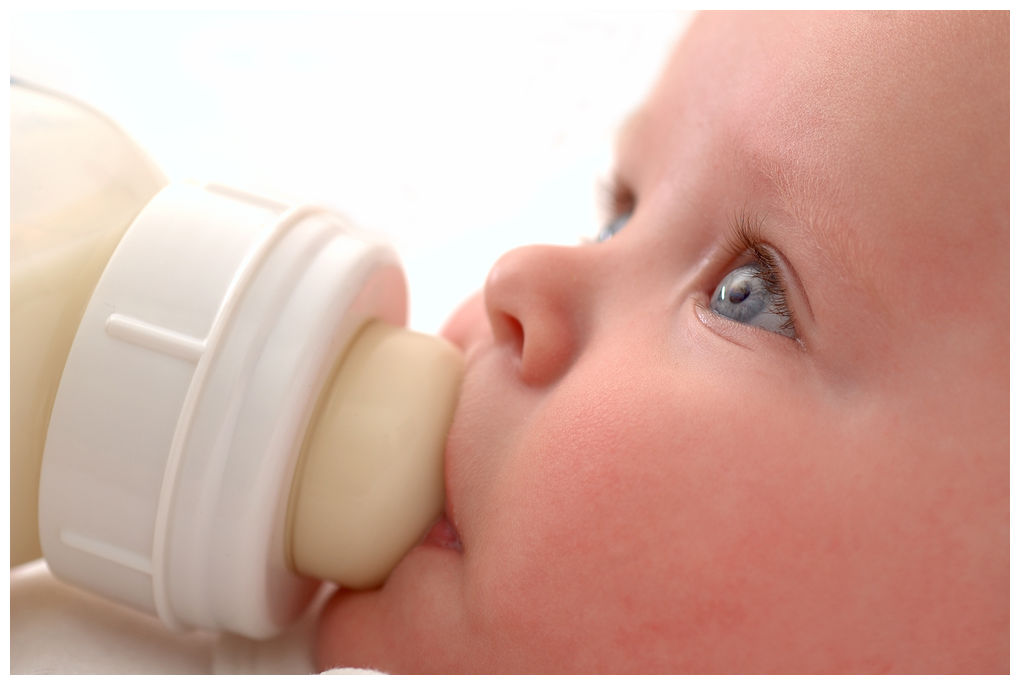 Choosing the Right Baby Formula - baby-drinking-infant-formula